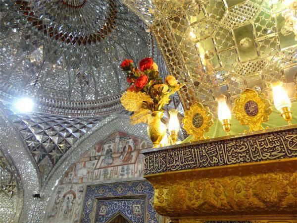 بازدید گروهی از مسافران ژاپنی و آلمانی از امامزادگان استان