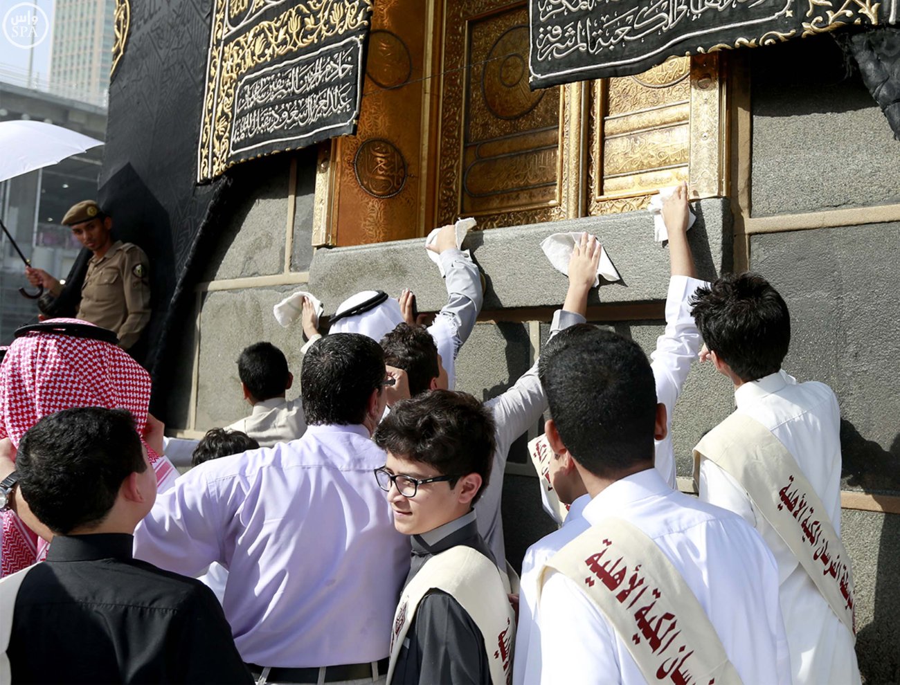 نظافت مـسـجـدالحرام توسط دانش آموزان + تصاویر