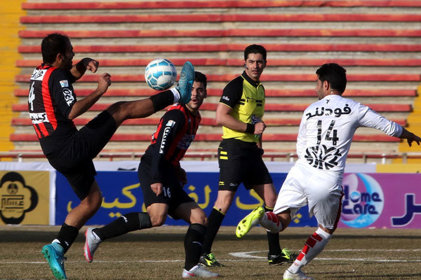 تراکتور جامه سیاه به تن کرد