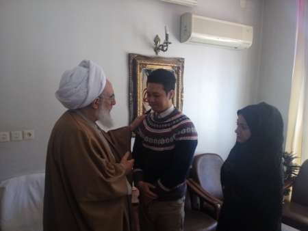شهروند کره ای با حضور در بیت امام جمعه تبریز مسلمان شد + عکس