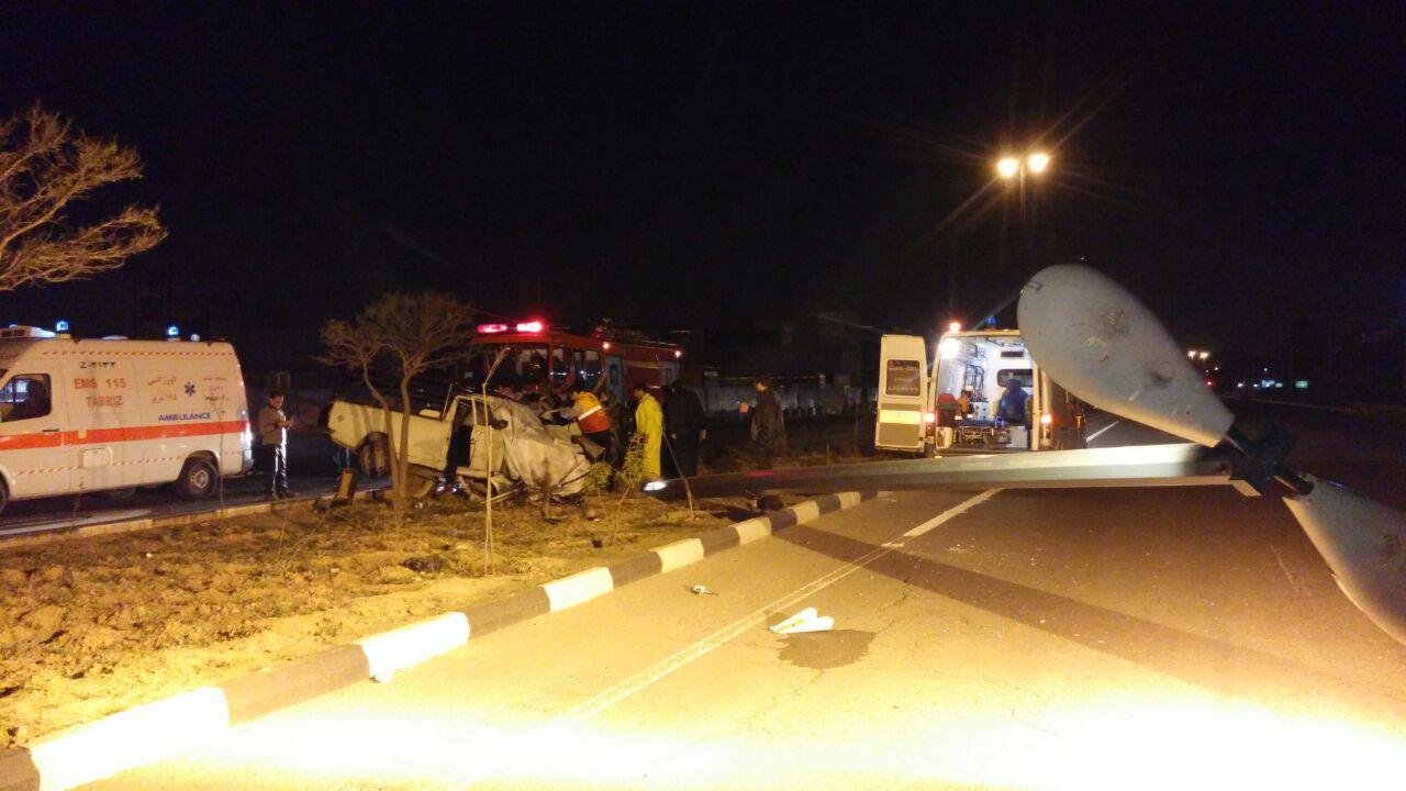 برخورد پیکان وانت با تیر چراغ برق در تبریز + عکس