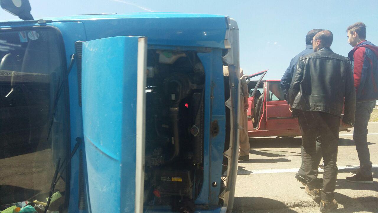 برخورد دو خودرو، سه پایگاه اورژانس رو به محل حادثه کشاند