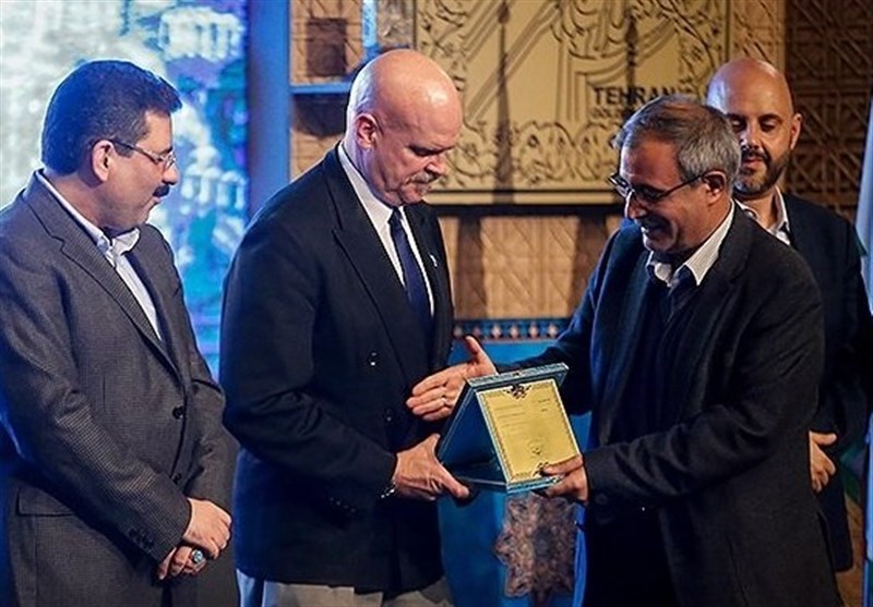 جایزه جهانی خشت طلایی به شهردار تبریز رسید