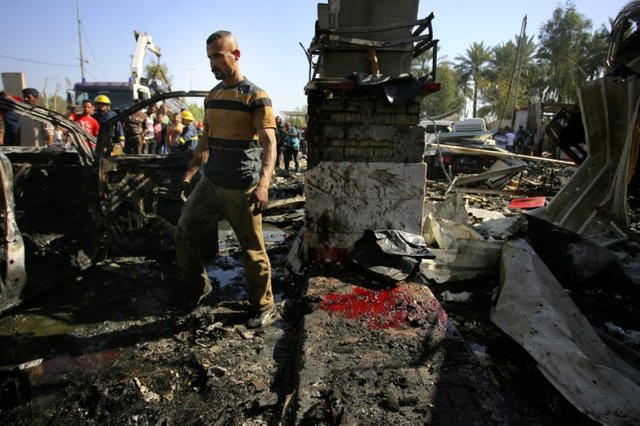 گر بشکنید حریم حرمت آل نبی ما / ویران کنیم خانه ویران ترینتان