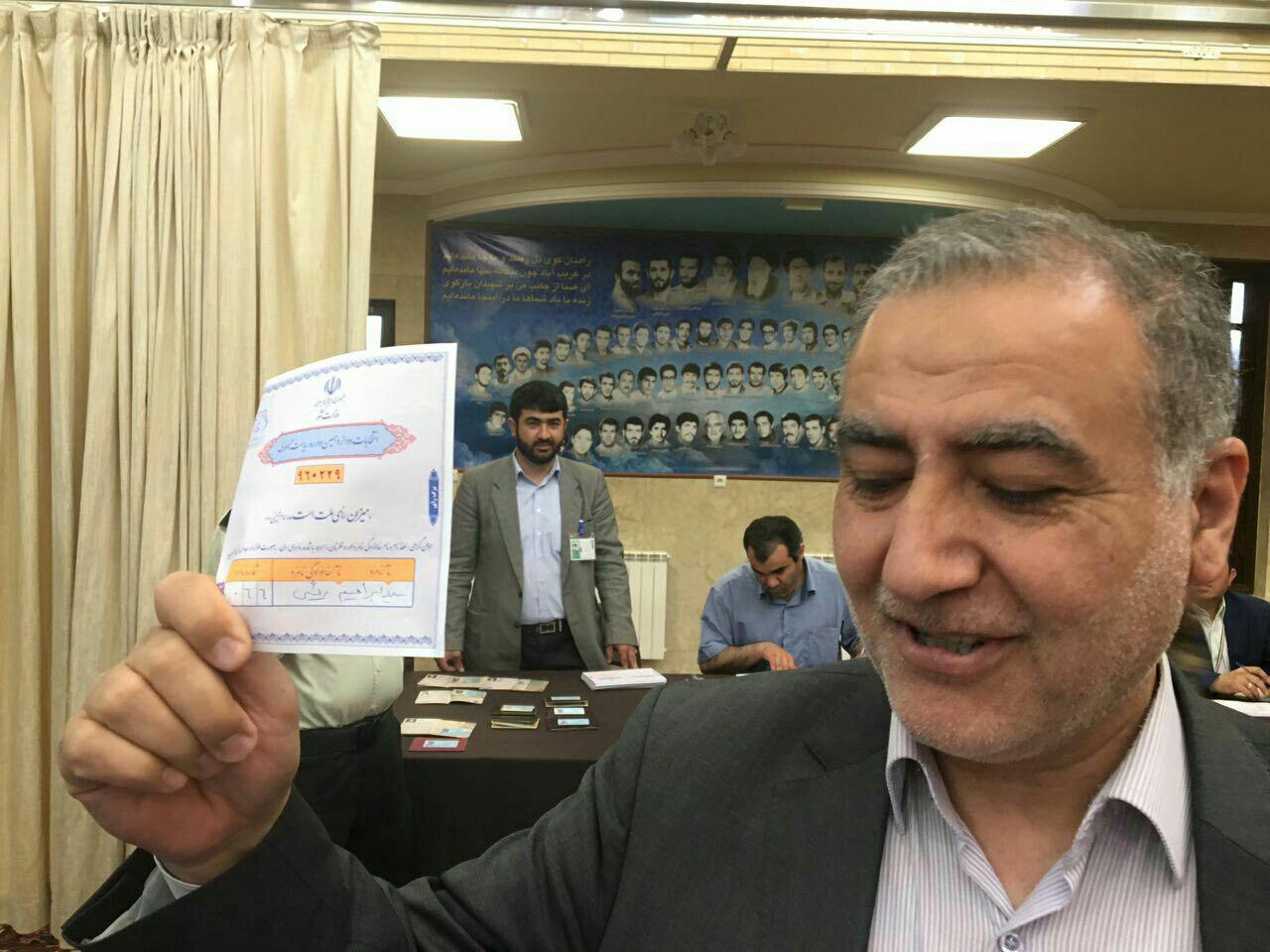 نماینده مردم تبریز با نشان دادن رأی خود پاسخ شایعات را داد + عکس