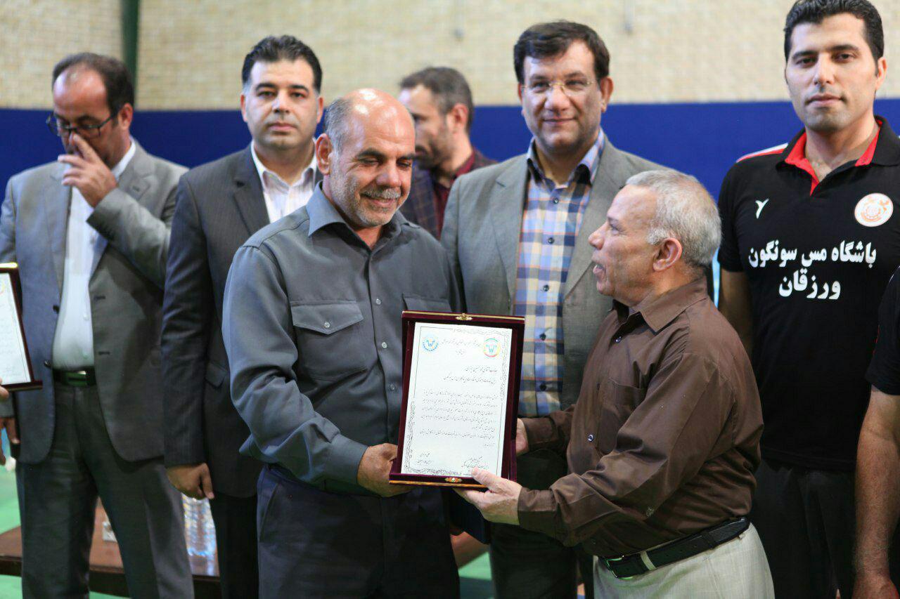 تقدیر رئیس فدارسیون وزنه برداری از رئیس خدمات اجتماعی مس سونگون