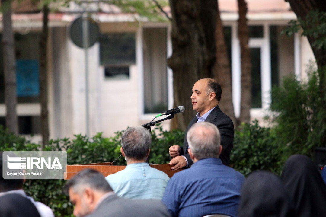 کفش های بی بند خبرنگاران نشان از دردهای ۴۳ ساله دارد/ نمی دانیم ما سوراخ دعا را گم کرده ایم یا مسئولان!