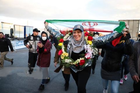 رکورد کشیدن تریلی 17 تنی، توسط قوی‌ترین زن جهان در تبریز