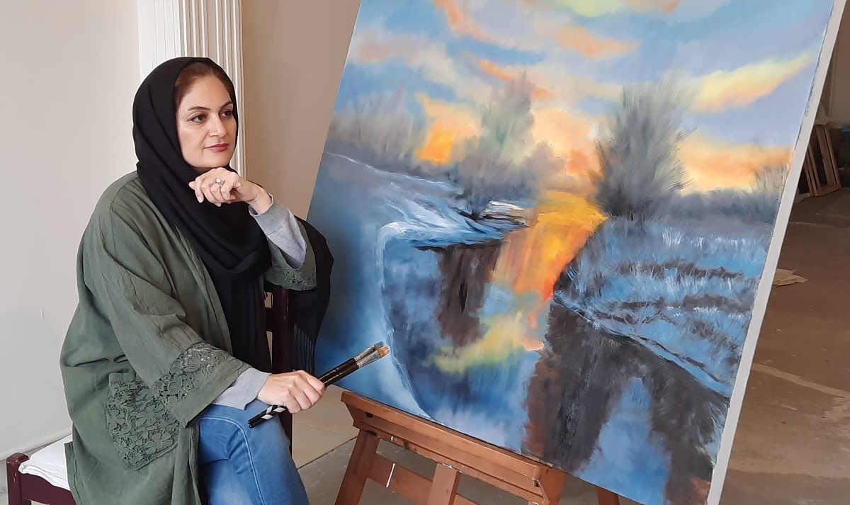 گفت‌وگو با هنرمندی که بوم نقاشی، زبان ناگفته‌هایش است
