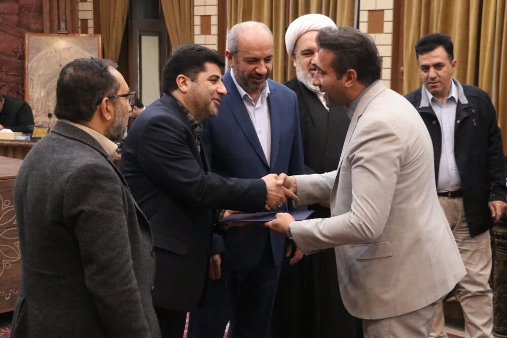 تجلیل شهردار و اعضای شورای شهر تبریز از نویسنده کتاب “اینجا، آنجا”