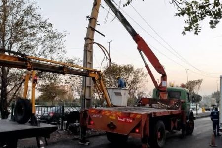 خسارت به شبکه برق به دلیل برخورد خودروی سواری با تیر برق