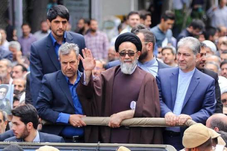 وقتی یک امام جمعه هنوز میان مردم است